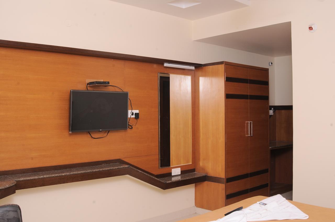 Hlv Grand Inn Bangalore Esterno foto