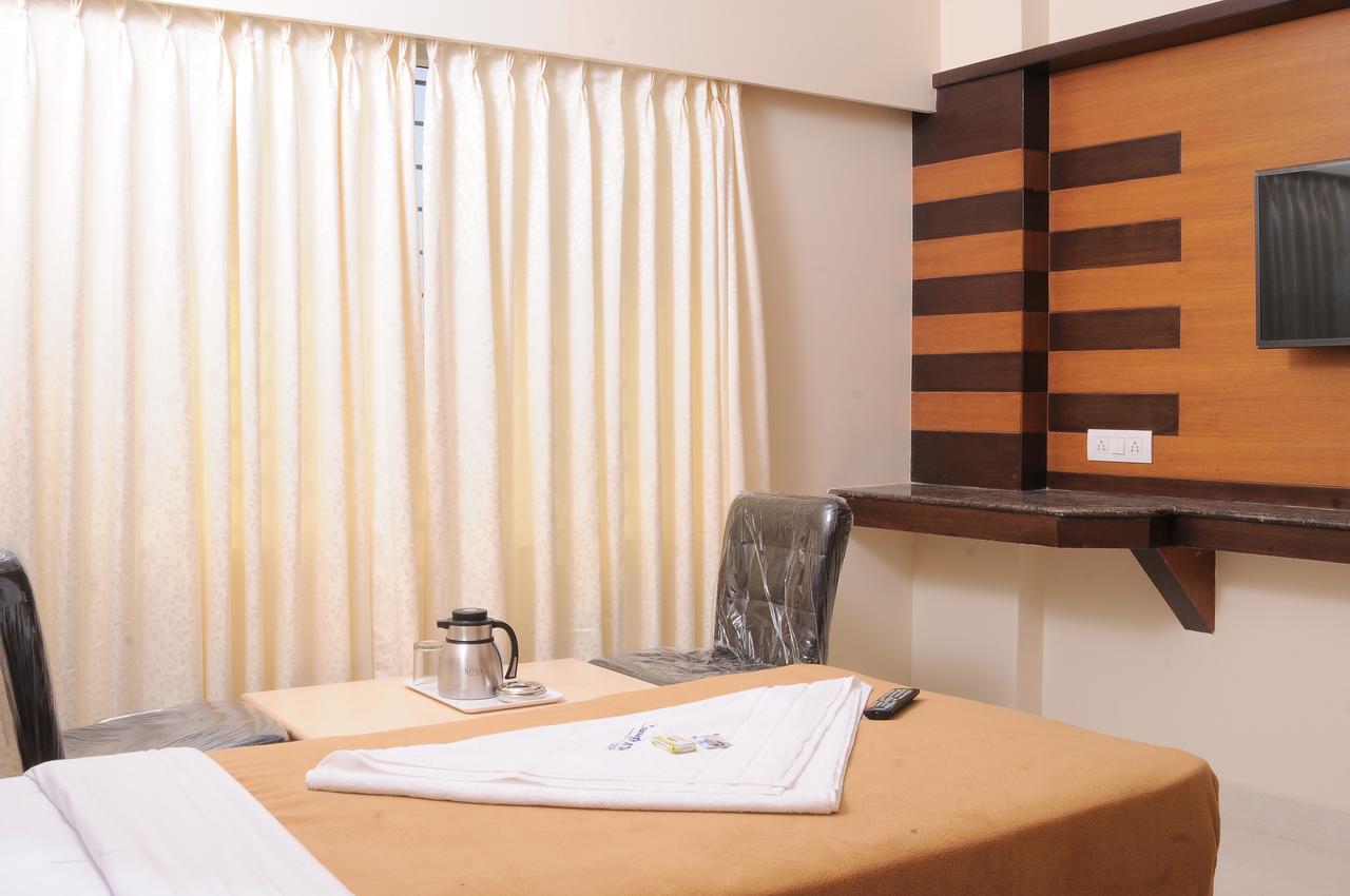 Hlv Grand Inn Bangalore Esterno foto
