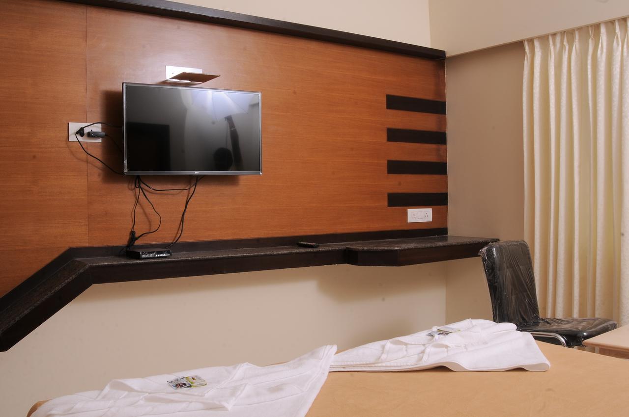 Hlv Grand Inn Bangalore Esterno foto