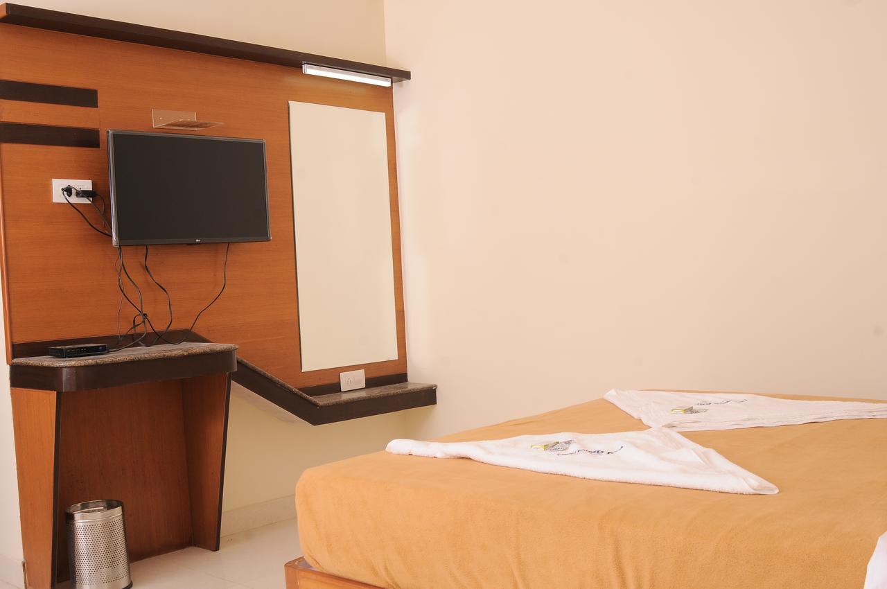 Hlv Grand Inn Bangalore Esterno foto