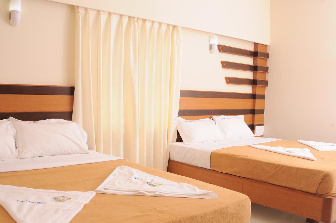 Hlv Grand Inn Bangalore Esterno foto