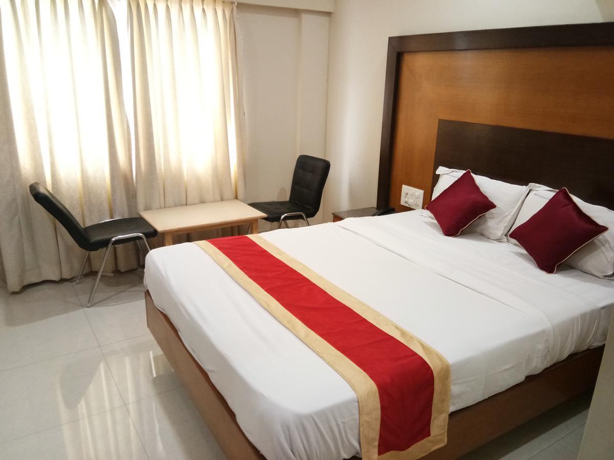 Hlv Grand Inn Bangalore Esterno foto