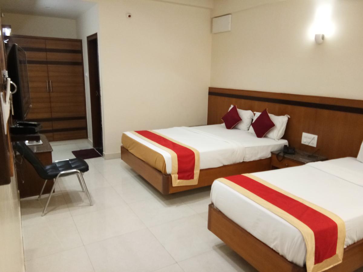 Hlv Grand Inn Bangalore Esterno foto