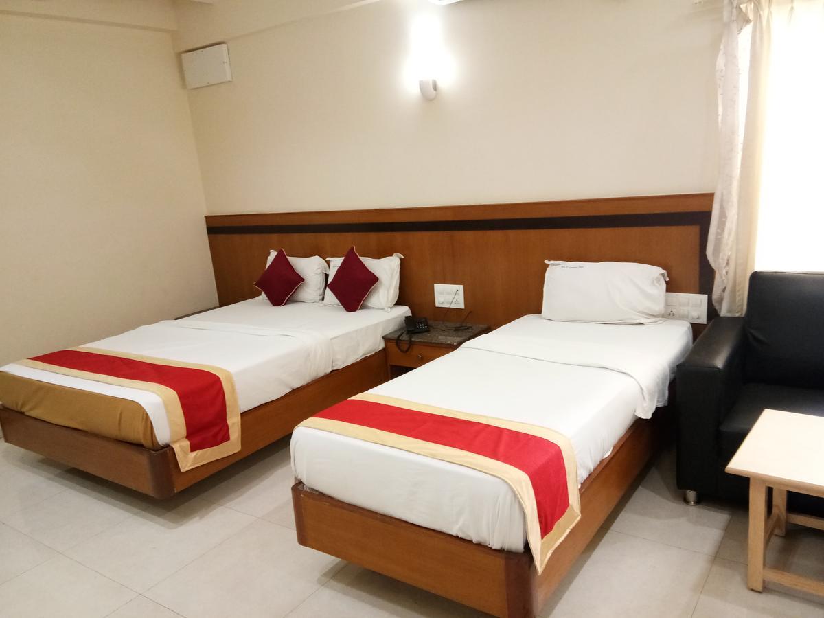 Hlv Grand Inn Bangalore Esterno foto
